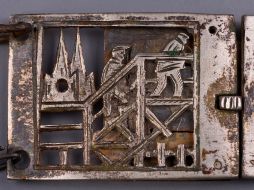 Un brazalete de metal con escenas del campo de concentración atestigua el valor del arte, incluso en las situaciones más dramáticas. AP  /