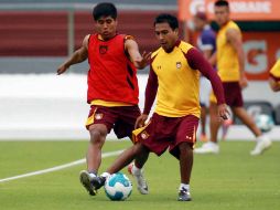 El jugador de los 'emplumados', Elgabry Rangel (D) durante un entranamiento del equipo. MEXSPORT  /