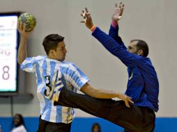 El partido resultó cerrado y muy disputado al principio. EFE  /