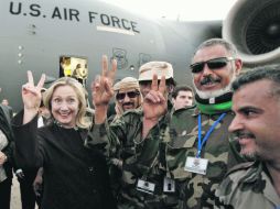 Hillary Clinton saluda a los soldados libios a su salida en Trípoli, tras la visita de un día al país árabe. REUTERS  /