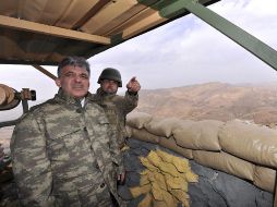 La foto muestra al presidente de Turquía, Abdullah Gül (i), durante una visita a soldados en el área del ataque. EFE  /