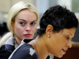 Lindsay Lohan, con su abogada Shawn Chapman durante una audiencia en Los Angeles. AP  /