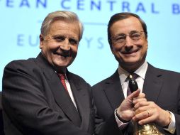 Trichet (Izq.) se retira y le deja el lugar a Draghi (Der.). EFE  /