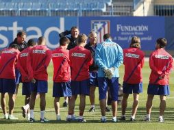 El Atlético se prepara con su entrenador, Gregorio Manzano para su próximo partido contra Udinese. EFE  /