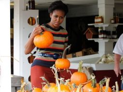 La primera dama, Michelle Obama, seleccionando las mejores calabazas de una tienda de la carretera de Hampton, en Virginia. REUTERS  /