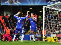 Branislav Ivanovic (I) celebra el marcador a tope del Chelsea con el brasileño David Luiz. AFP  /