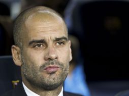 El entrenador del FC Barcelona, Pep Guardiola, sigue desde el banquillo el partido dehoy, contra el Plzen. EFE  /