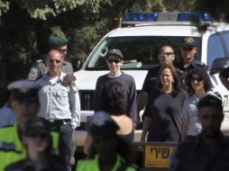 El padre de Gilad Shalit declaró que el joven soldado 'se siente bien', pero 'necesita tiempo para él'.  EFE  /