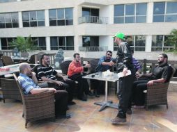 Un grupo de palestinos disfruta del aire libre en la cafetería del hotel Ash-Mastal, en Gaza. REUTERS  /