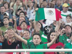 Cientos de personas fueron llenando durante el día el Omnilife.  /