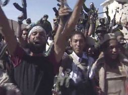 Aunque las versiones sobre la captura y muerte del dictador no están confirmadas, imágenes de TV muestran a algunas celebraciones. AP  /