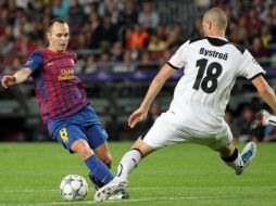 Iniesta (i) marcó el primer gol del Barcelona a los 10 minutos del partido. AP  /