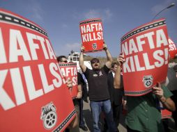 Transportistas estadounidenses protestan en San Diego, California, con pancartas que dicen el “TLC mata”. AP  /