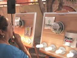 El programa pretende que cada familia entregue cuatro focos incandescentes para reemplazarlos por focos ahorradores. EL UNIVERSAL  /