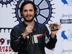 García Bernal llegó muy jovial y bromista a recoger su galardón.  /