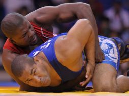 Estrada se impone ante su rival, Raúl Angulo, durante el combate. AP  /