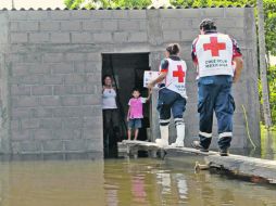 Socorristas de la Cruz Roja arriban a una vivienda con un par de despensas.  /