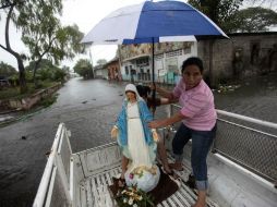 Unas mujeres transportan una imagen religiosa, en Nicaragua. AFP  /