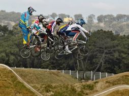Ciclistas realizan un salto durante la fase de clasificación en la categoría masculina. REUTERS  /