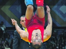 Una pirueta de Escobar, que ayer consiguió otra medalla en grecorromana. EFE  /