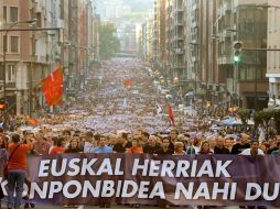 Miles de personas marchan con pancarta que dice El País Vasco quiere una solución. REUTERS  /