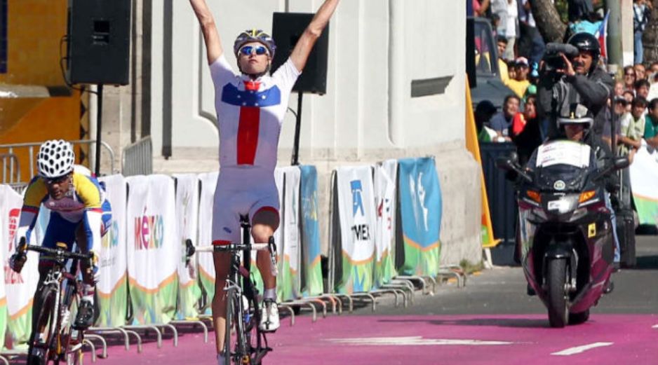 El ciclista celebra su victoria al final de la competencia. AP  /