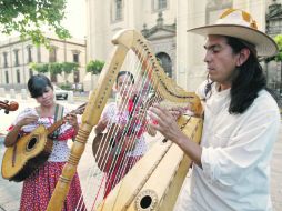 La música y las tradiciones del pueblo mexicano se muestran en la obra de Víctor Barrera, Misterios musicales.  /