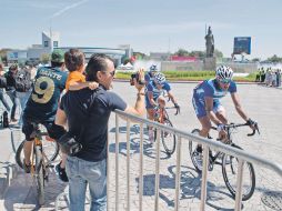 Aficionados tapatíos ven pasar a los participantes de ciclismo de ruta.  /