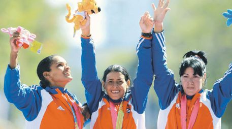 Las tres campeonas venidas de las Antillas celebran su triunfo a los pies de los Arcos de Vallarta. REUTERS  /