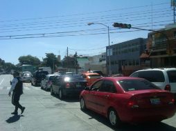 Agentes viales se encuentran en la zona de conflicto para hacer fluir el tráfico.  /