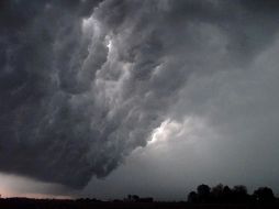 Sólo un pequeño aumento del sistema puede formar una depresión tropical hoy. ARCHIVO  /