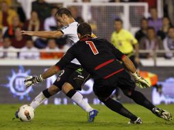 Roberto Soldado logra anotar ante la vista del portero de Bilbao (Frente) Gorka Iraizoz. REUTERS  /