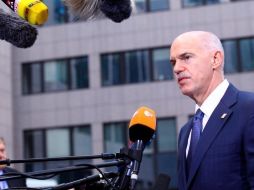 El primer ministro griego, Yorgos Papandréu, conversa con los periodistas durante su llegada a la cumbre de líderes europeos. EFE  /