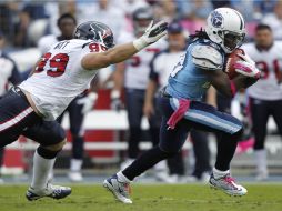 J.J. Watt (99) persigue al jugador de Titanes, Chris Johnson en el segundo cuarto del encuentro. AP  /