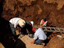 Trabajadores laboran en la tubería dañada, que dejó sin agua al 47% de la metrópoli.  /