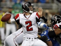 Matt Ryan ajusta la mira para concretar un pase a Roddy White durante el encuentro contra Detroit. REUTERS  /
