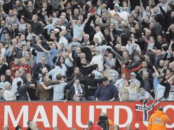 Pasaron 56 años para que los aficionados del City festejaran una goleada de su equipo en Old Trafford. AP  /