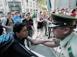 Estudiantes se enfrentan a policías, en Santiago de Chile. REUTERS  /