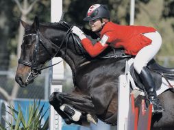 La canadiense Jessica Phoenix, a lomos de ''Pavarotti'', obtuvo en individual la presea dorada. REUTERS  /