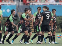 Miguel Ponce, segundo por la derecha, festeja el 2-0, que cayó en un tiro libre. AP  /