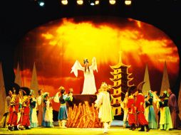 La historia narra la vida de Elisa, una princesa, quien tiene 11 hermanos, a los cuales su madrastra convierte en cisnes. ESPECIAL  /