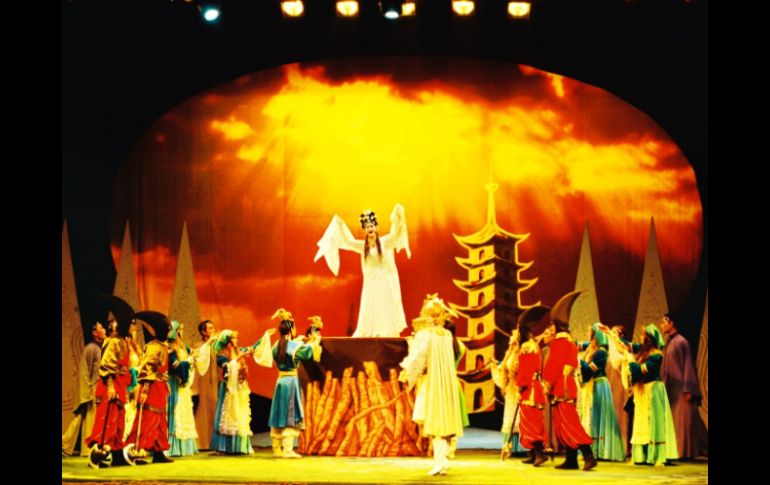 La historia narra la vida de Elisa, una princesa, quien tiene 11 hermanos, a los cuales su madrastra convierte en cisnes. ESPECIAL  /