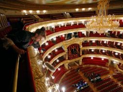 En la fotografía, un empleado limpia el teatro Bolshói que abre sus puertas luego de seis años de renovación. REUTERS  /