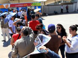Las filas interminables de gente que soporta el calor con tal de ver algún evento, son cotidianas en estos días.  /