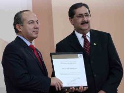 Felipe Calderón entregó reconocimientos a varios médicos, entre ellos Óscar Suárez (d). EL UNIVERSAL  /