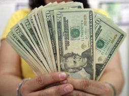 Reino Unido y Estados Unidos pese a que tienen grandes deudas, logran mantenerse pues siguen teniendo sus propias monedas. ARCHIVO  /