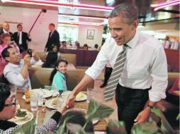 El presidente de Estados Unidos, Barack Obama, convive con algunos seguidores en un restaurante de Los Angeles. REUTERS  /