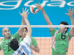 El equipo mexicano de voleibol de sala cayó por 3-2 ante Argentina. AP  /