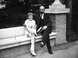 Las primeras imágenes en movimiento de Juan Ramón Jiménez y  la niña es Natalia Jiménez de Cossío, hija de Alberto Jiménez Fraud. EFE  /