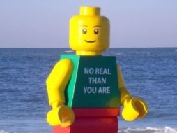 Un muñeco Lego similar, con la misma frase escrita, fue hallado en una playa holandesa en 2007 y otro en Inglaterra en 2008. EFE  /
